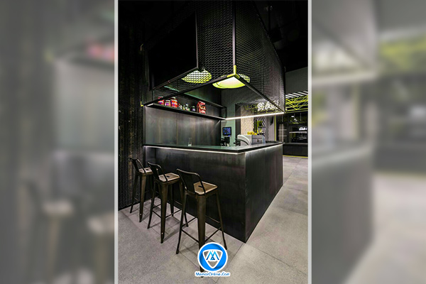 طراحی مدرن بوفه باشگاه بدنسازی با کانتر چوبی و نورپردازی مخفی