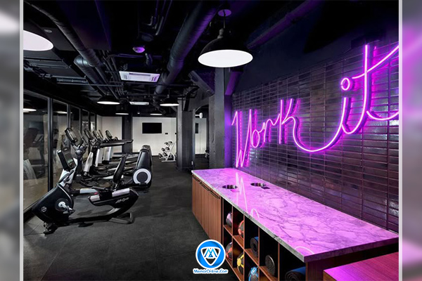 مدل بوفه صنعتی برای باشگاه بدنسازی با قفسههای فلزی و نورهای LED