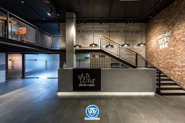 بوفه باشگاه ورزشی با دیوار آجری و دکوراسیون صنعتی مدرن