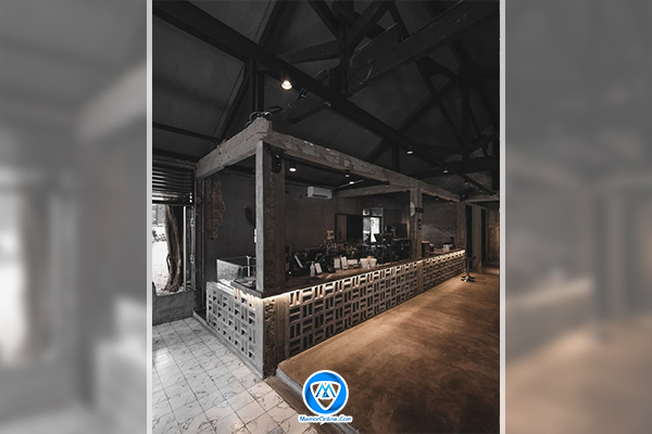 دکوراسیون مدرن بوفه باشگاه بدنسازی با پیشخوان سنگی و استند نوشیدنی