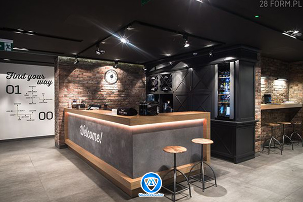 طراحی مدرن و جذاب بوفه باشگاه با قفسههای باز و نمایش مکملهای ورزشی