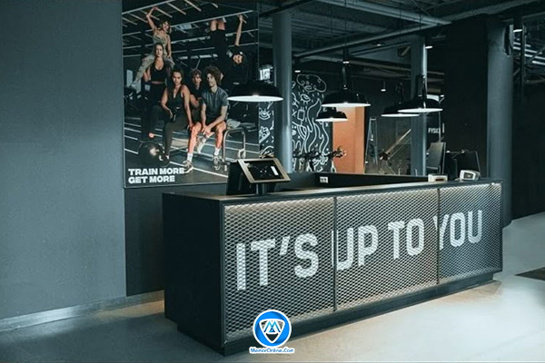 بوفه باشگاه بدنسازی با تم تیره و دکوراسیون مدرن برای فضایی لوکس