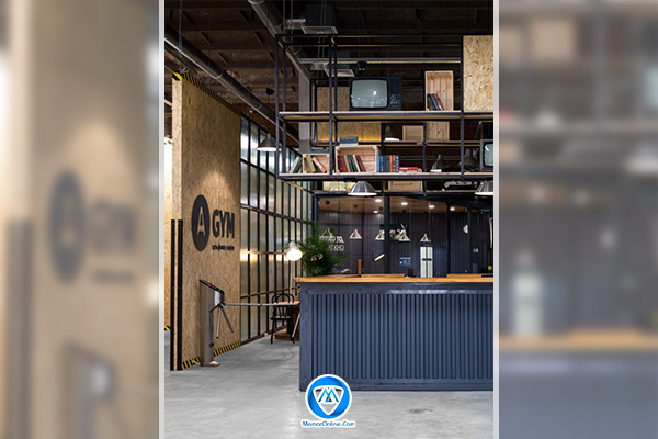 بوفه باشگاه بدنسازی با طراحی کتابخانهای و قفسههای منظم برای نمایش مکملها و نوشیدنیها